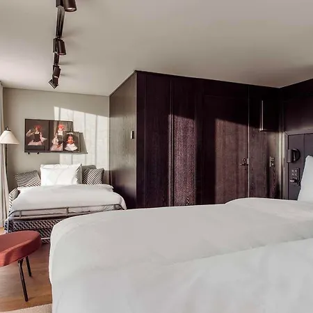 Radisson Red Hotel *