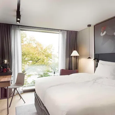 Radisson Red Hotel *